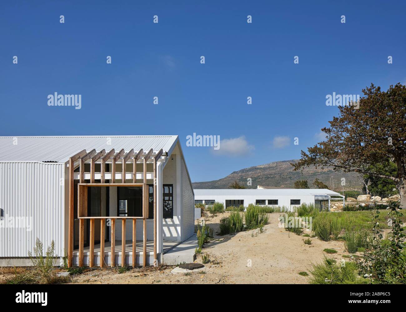Obere und untere Volumes mit Büros. SAN Parks Tokai Büros Table Mountain National Park, Tokai, Südafrika. Architekt: Makeka Design Lab, 2 Stockfoto