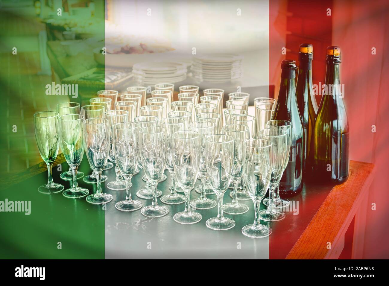 Italienischer Wein Flagge toasten viele Gläser Stockfoto