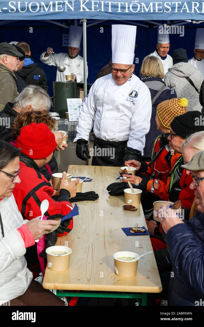 Koch unterhaltsam die Fischsuppe kunden Essen in Helsinki Marktplatz während der baltischen Hering Messe in Helsinki, Finnland Stockfoto