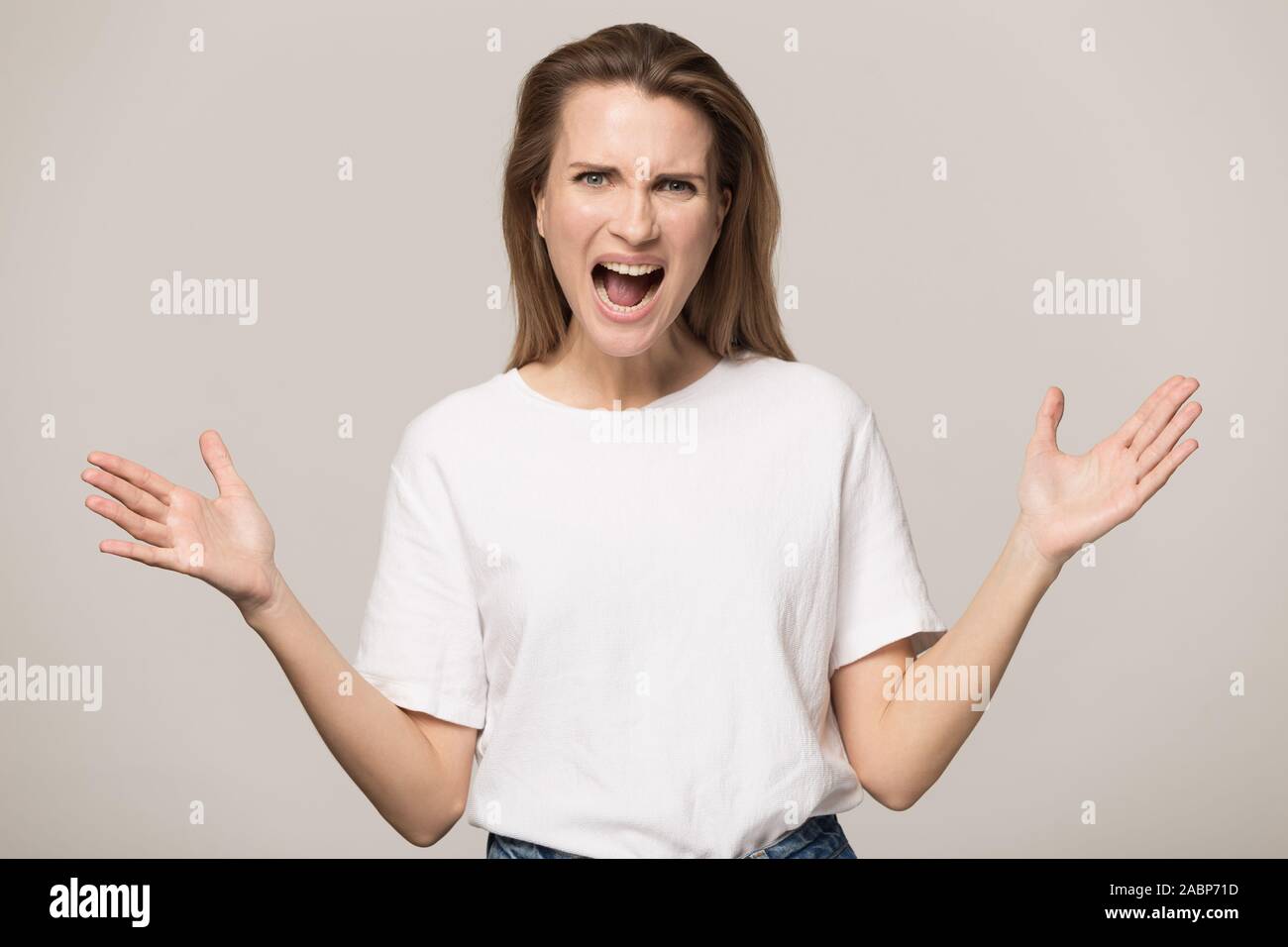Empört wütende Frau laut schreien, bei Camera suchen Stockfoto