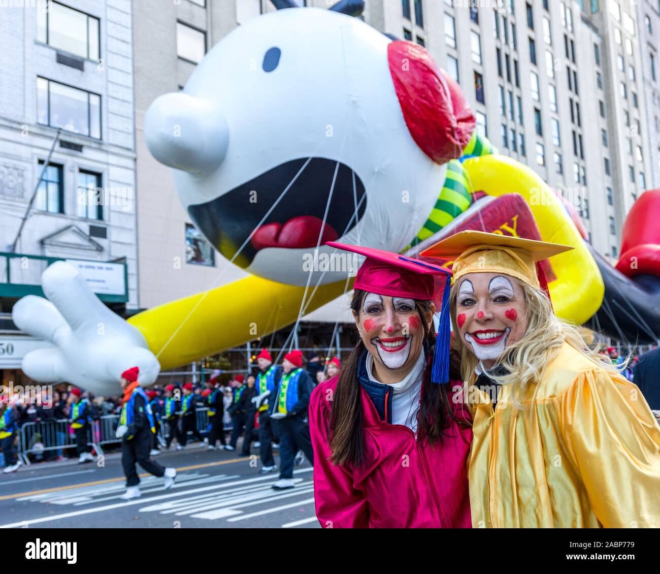 New York, USA. 28 Nov, 2019. Interpreten Lächeln vor der Würde auch der Ballon eine Wimpy Kid" während der Macy's Thanksgiving Parade in New York City. Credit: Enrique Ufer/Alamy leben Nachrichten Stockfoto