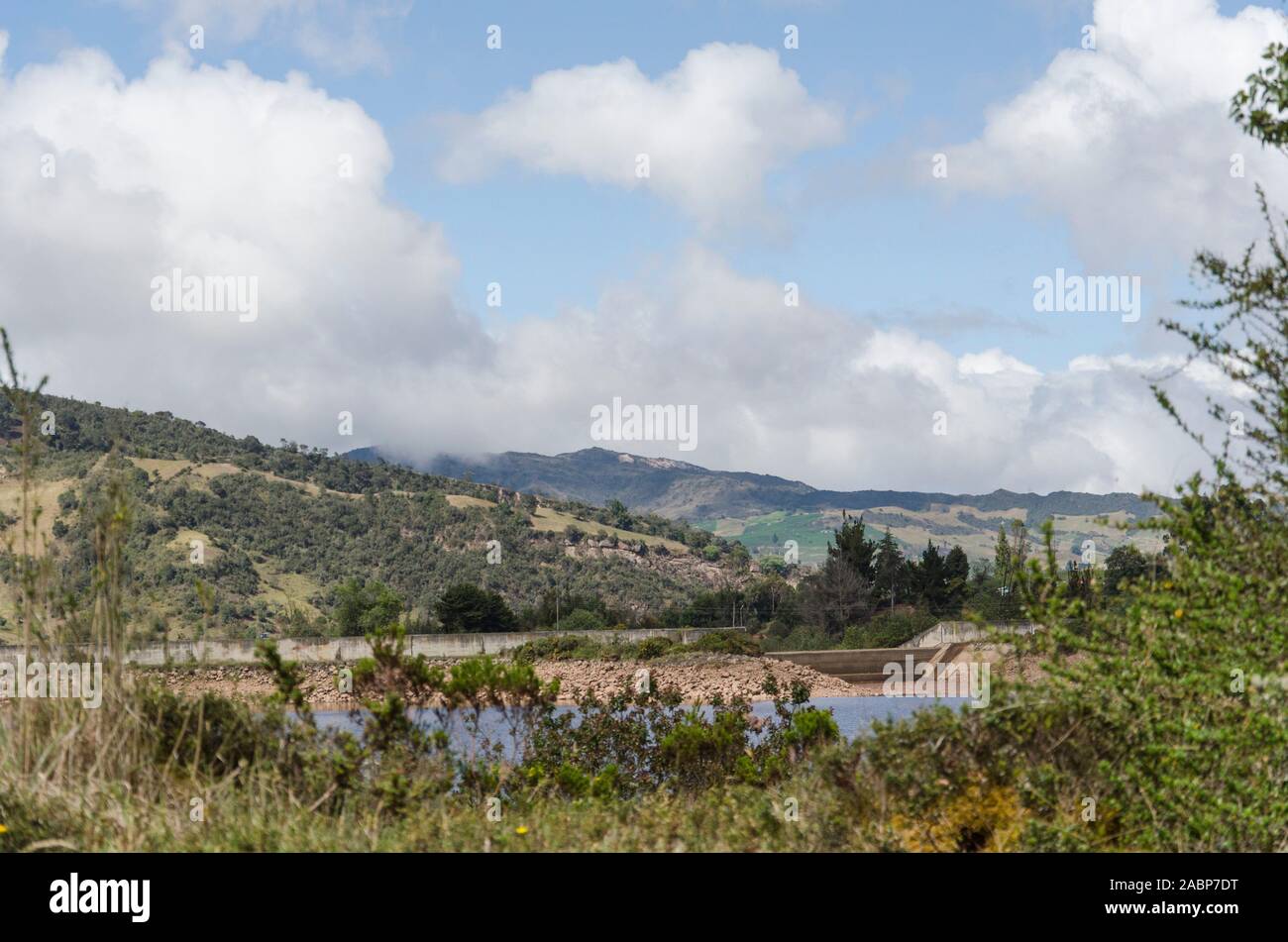 Wasser finden 'La Regadera' in der Mitte einer Gebirgigen grünen Landschaft, in Usme, Cundinamarca, Kolumbien Stockfoto