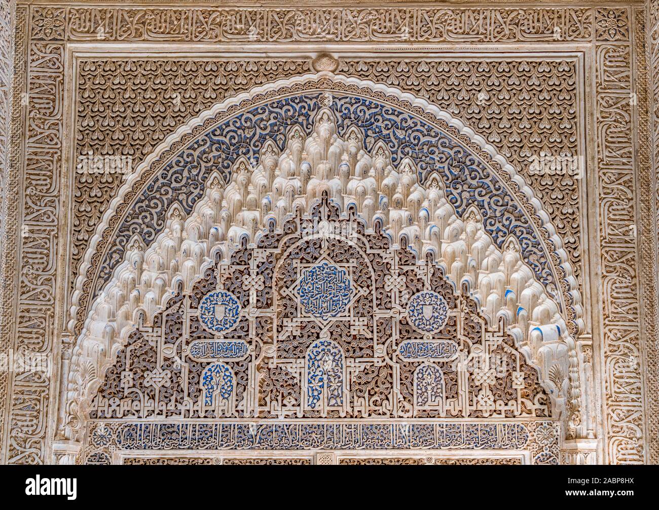 Fein dekorierte Wände in der Alhambra in Granada mit arabischen Inschriften. Andalusien, Spanien. Juni -03-2019 Stockfoto