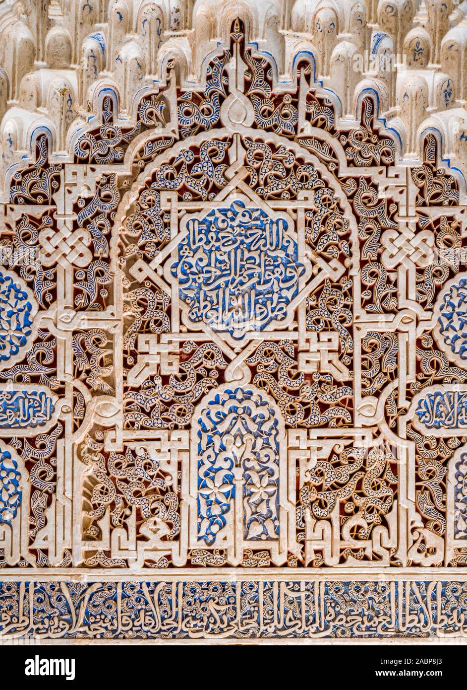 Fein dekorierte Wände in der Alhambra in Granada mit arabischen Inschriften. Andalusien, Spanien. Juni -03-2019 Stockfoto