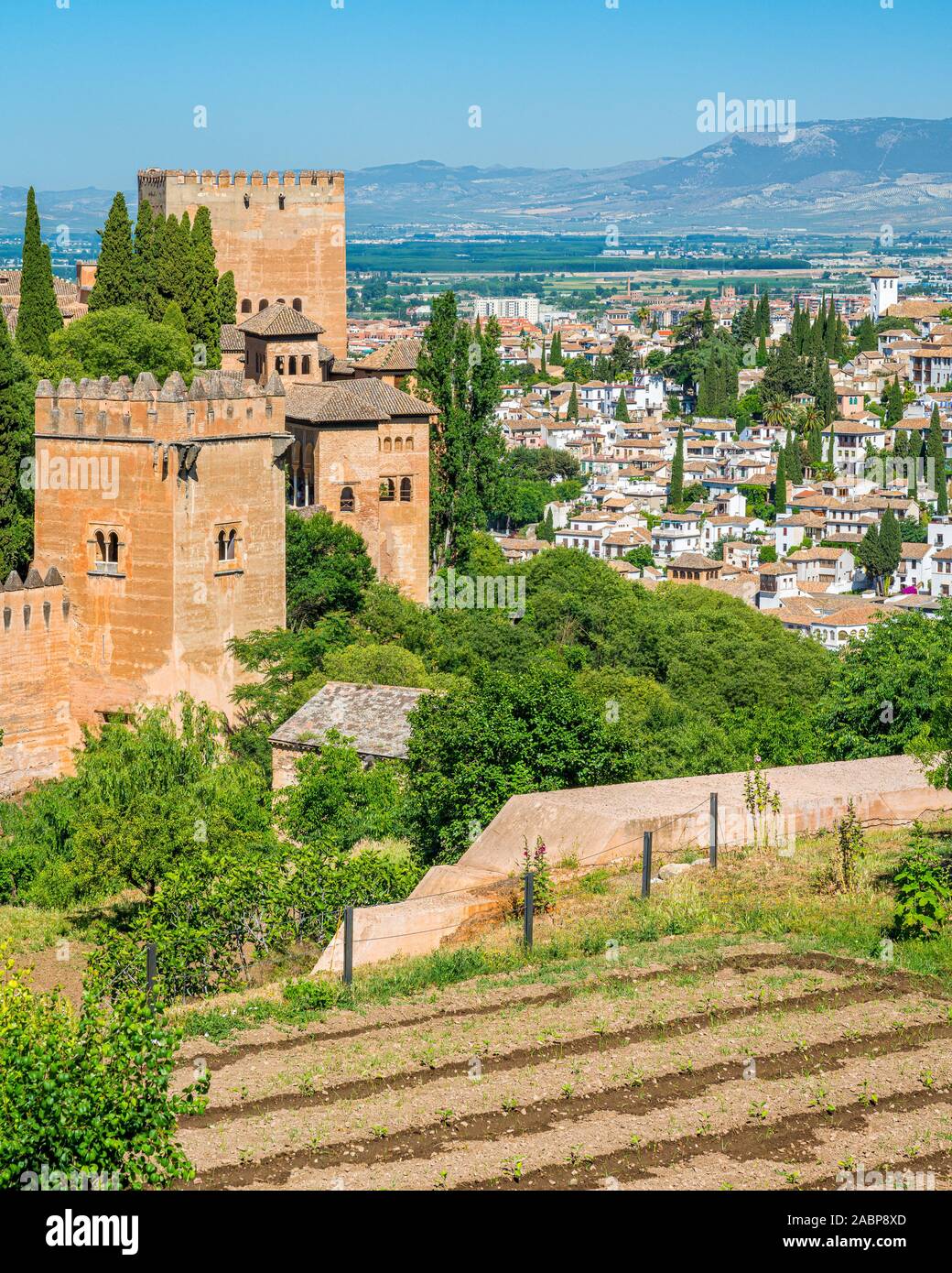 Panoramische Sicht mit der Alhambra und das Viertel Albaicin in Granada. Andalusien, Spanien. Stockfoto