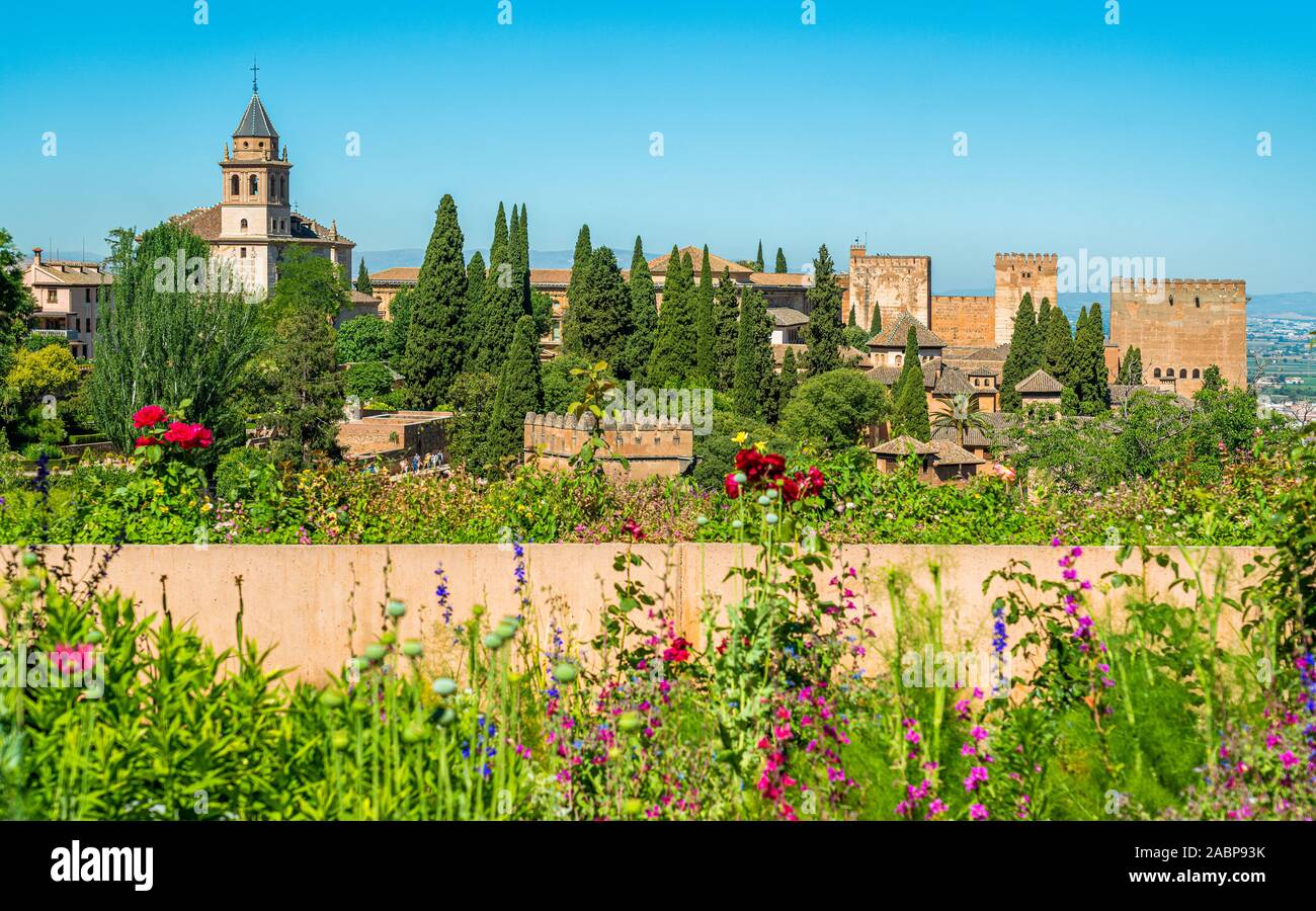 Blumen und Blick auf den Generalife und die Alhambra in Granada, Andalusien, Spanien. Stockfoto