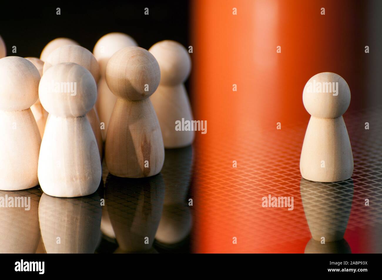 Holz- Schachfiguren ähnlich aber unterschiedlich. Konzept der sozialen Isolation, Mobbing. Allein zu sein, Ausländer und Randgruppen.; Stockfoto