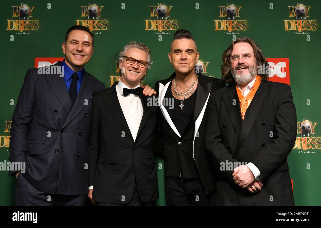 Stratford-upon-Avon, Großbritannien. 28. Nov 2019. David Williams, Guy Chambers, Robbie Williams und Gregory Doran bei der Eröffnung der Nacht der RSC-Produktion von "Der Junge im Kleid' an der Royal Shakespeare Theatre, Stratford-upon-Avon, England, UK. 28. November 2019. Foto: Simon Hadley/Alamy leben Nachrichten Stockfoto