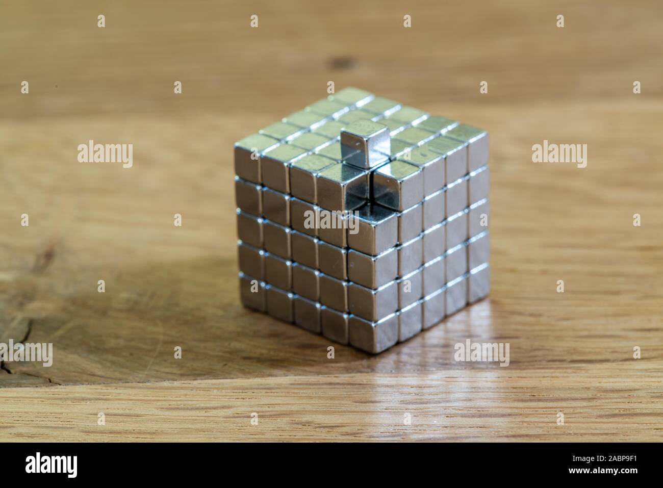 Metall Kugel in einen Würfel von quadratischen Magnete denken aus der Box Stockfoto