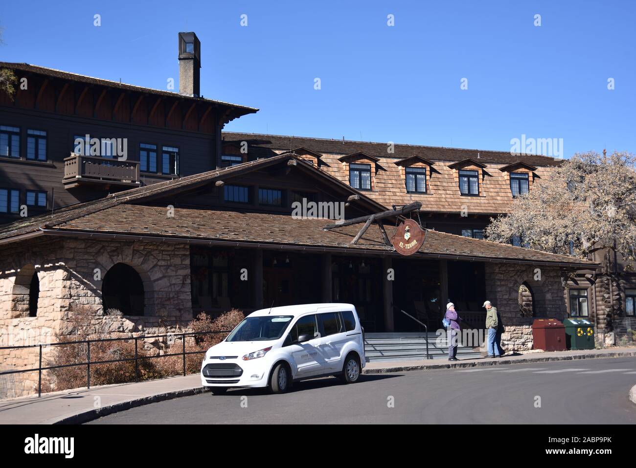 Grand Canyon, AZ, USA, Nov. 1&4, 2019. Grand Canyon National Park Grand Dame: El Tovar Hotel im Herbst Blätter, Kürbissen dekoriert, Kürbisse und Stockfoto