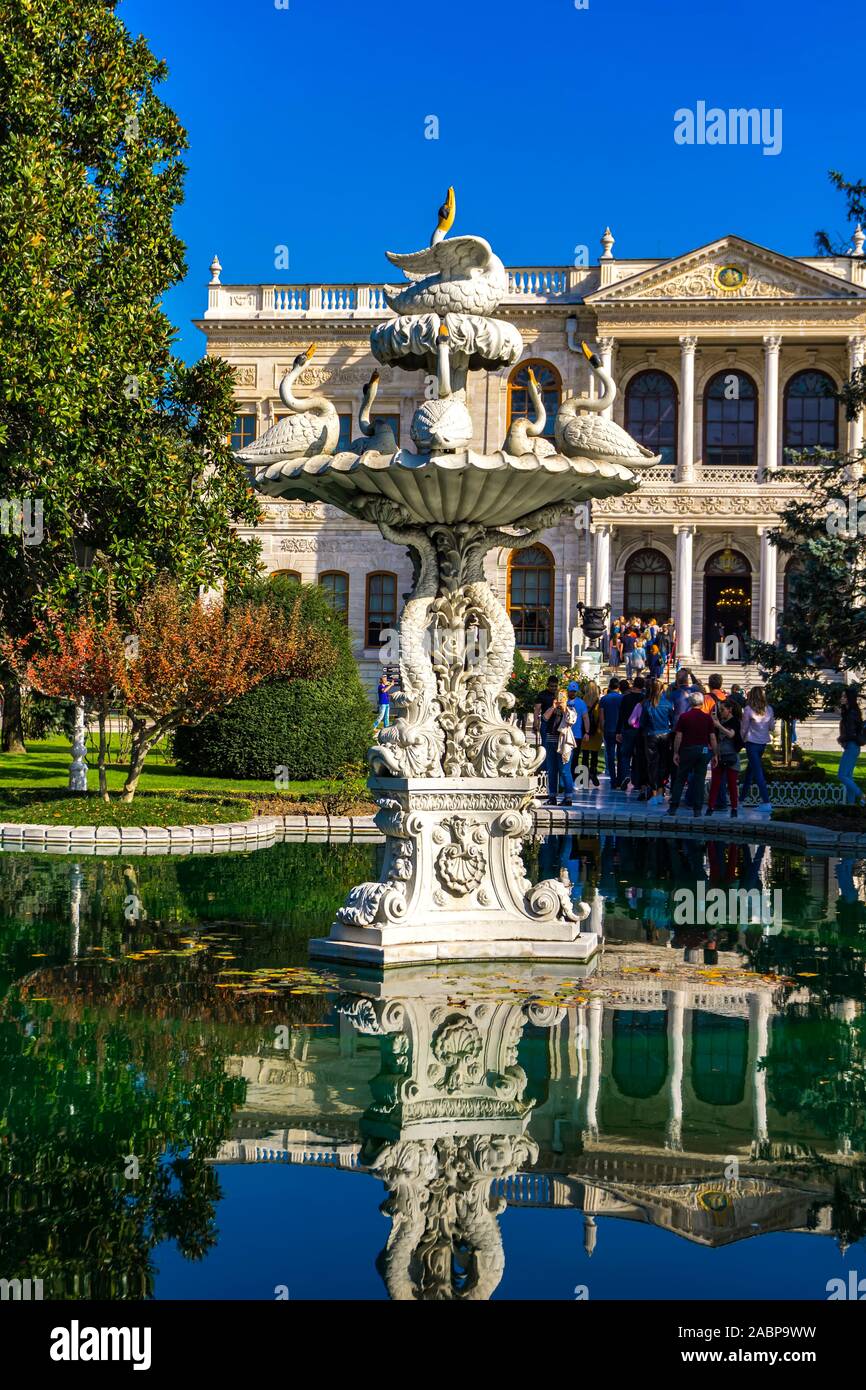 Brunnen in Dolmabahçe-Palast in Istanbul, Türkei. Stockfoto