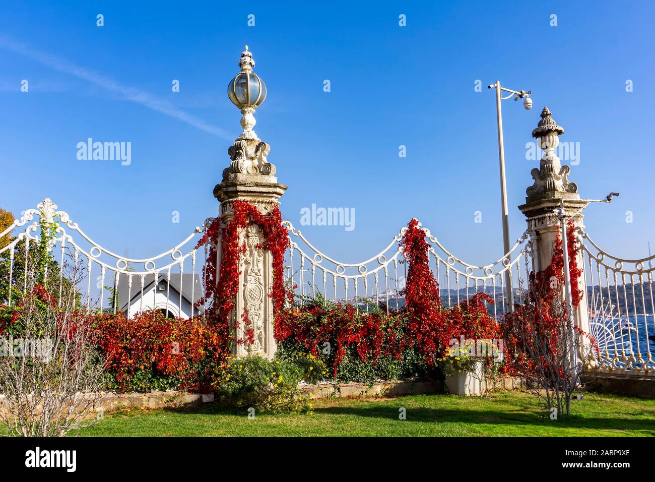 Dekorativer Zaun an Dolmabahçe-Palast in Istanbul, Türkei. Stockfoto