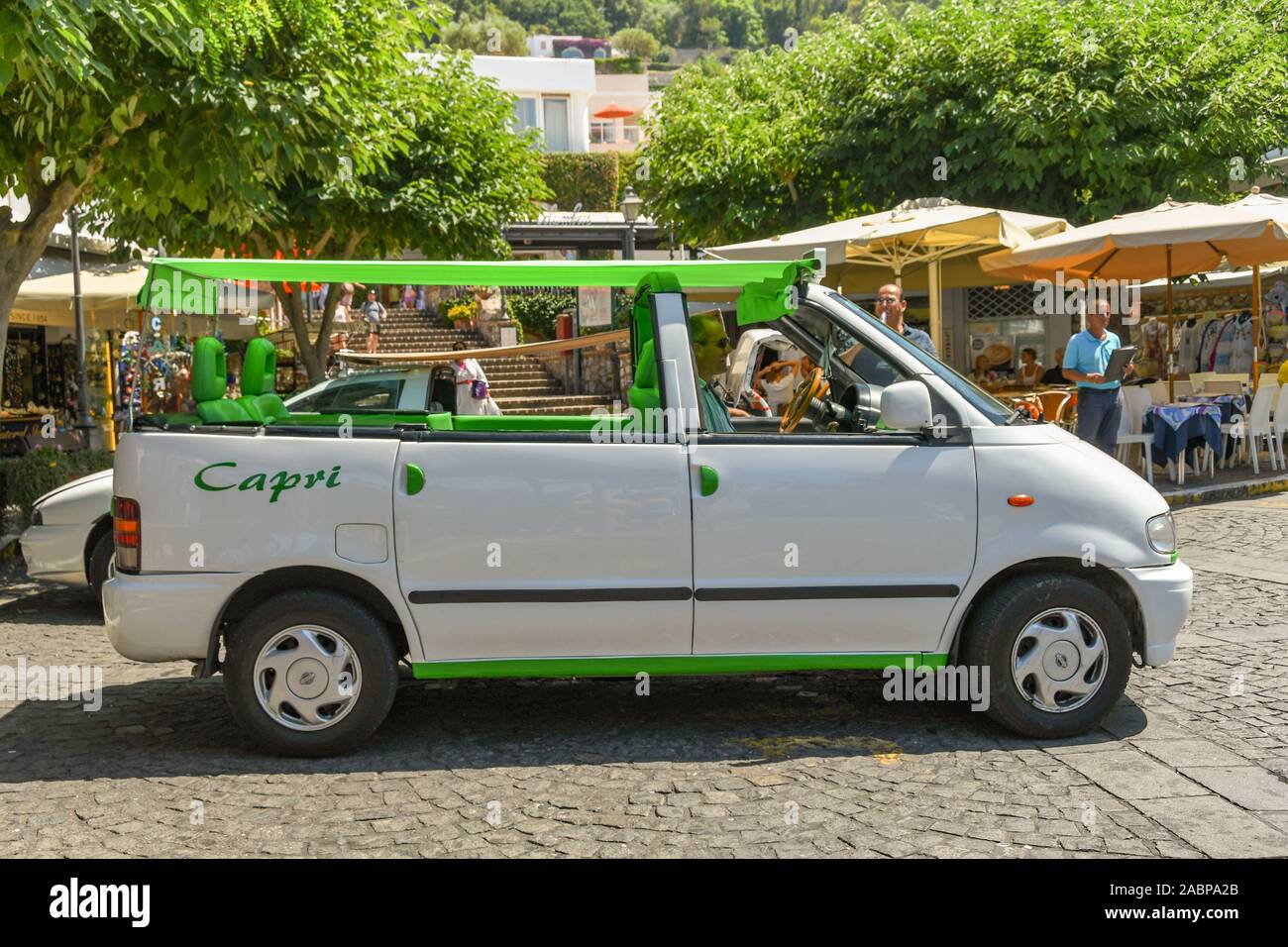 ANACAPRI, Capri, Italien - AUGUST 2019: Open top Taxi in der Stadt von Anacapri auf der Insel Capri geparkt. Stockfoto