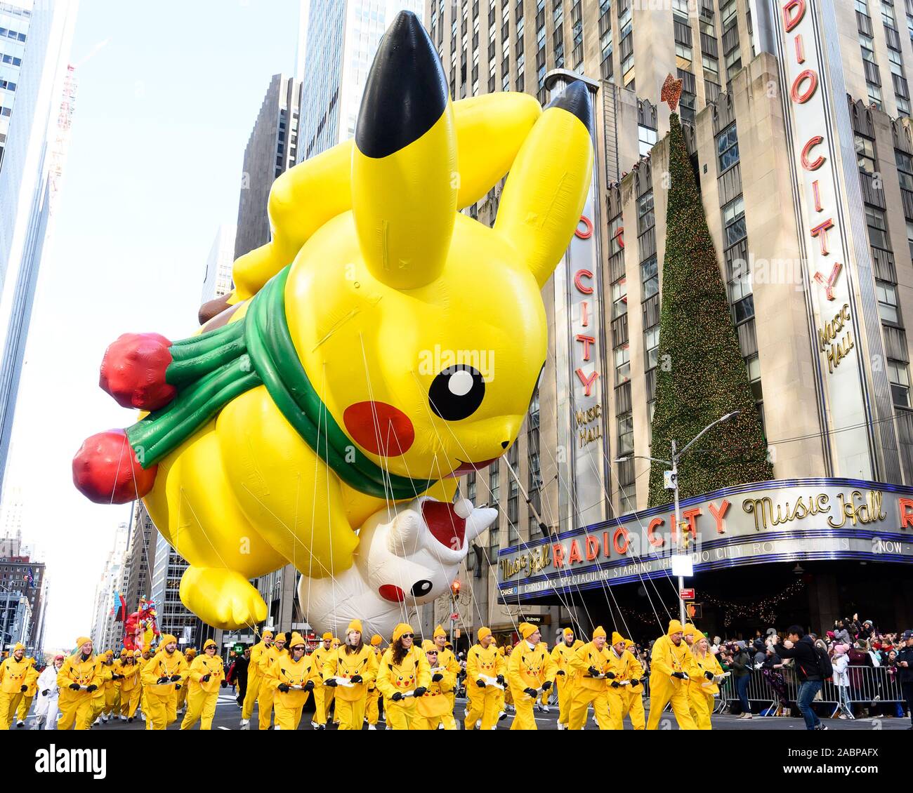 Die Pokémon Pikachu Ballon am Thanksgiving Day Parade von Macy's anzusehen auf der Sixth Avenue in der Nähe der Radio City Music Hall. Stockfoto