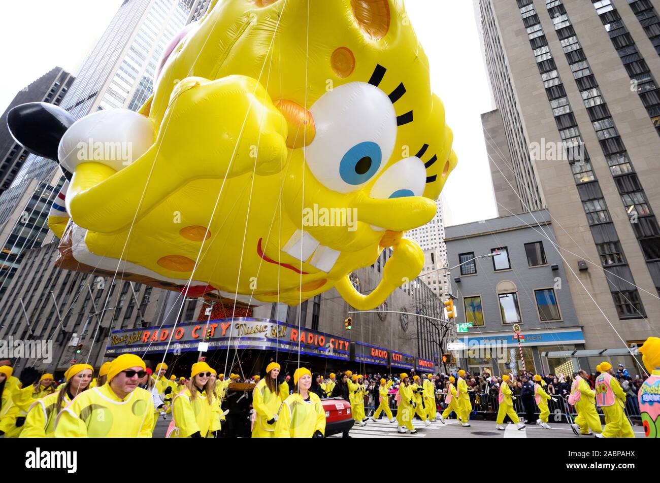 Die SpongeBob Schwammkopf Ballon am Thanksgiving Day Parade von Macy's anzusehen auf der Sixth Avenue in der Nähe der Radio City Music Hall. Stockfoto