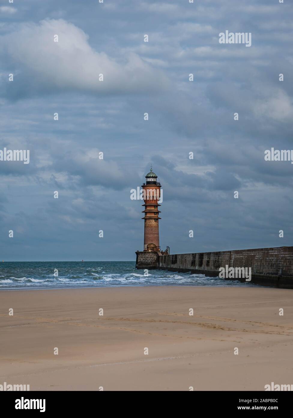 Leuchtturm mit Pier am Strand in Richtung führende it Stockfoto