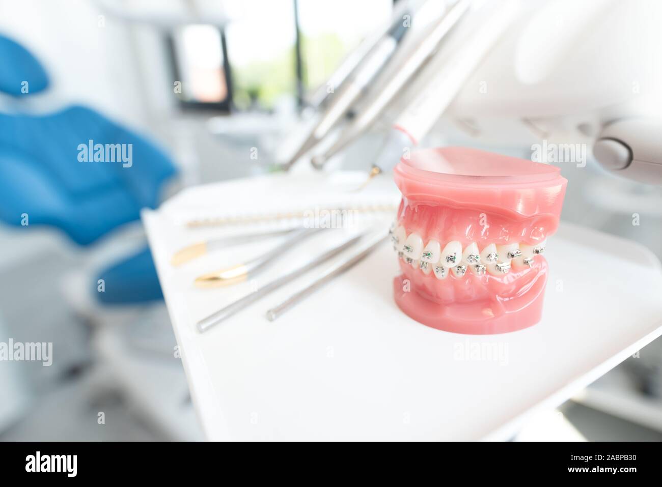 Zahnarzt. Zahnmedizinische Werkzeuge, Zubehör vom Zahnarzt verwendet, Stomatologie Konzept Stockfoto