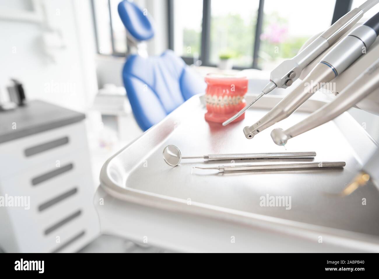 Zahnarzt. Zahnmedizinische Werkzeuge, Zubehör vom Zahnarzt verwendet, Stomatologie Konzept. Stockfoto