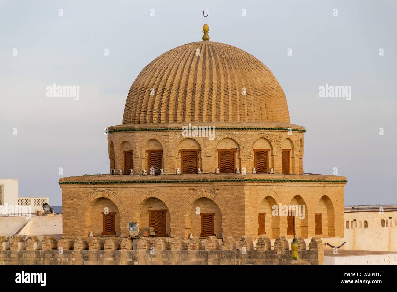 Kuppel der Großen Moschee von Kairouan (aka die Moschee von Uqba) ist eine Moschee in Kairouan, Tunesien und ist eine der beeindruckendsten und größten Stockfoto