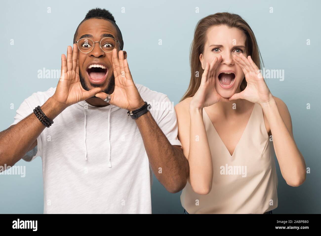 Aufgeregt emotionale afrikanische amerikanische Mann und Frau schreien Stockfoto
