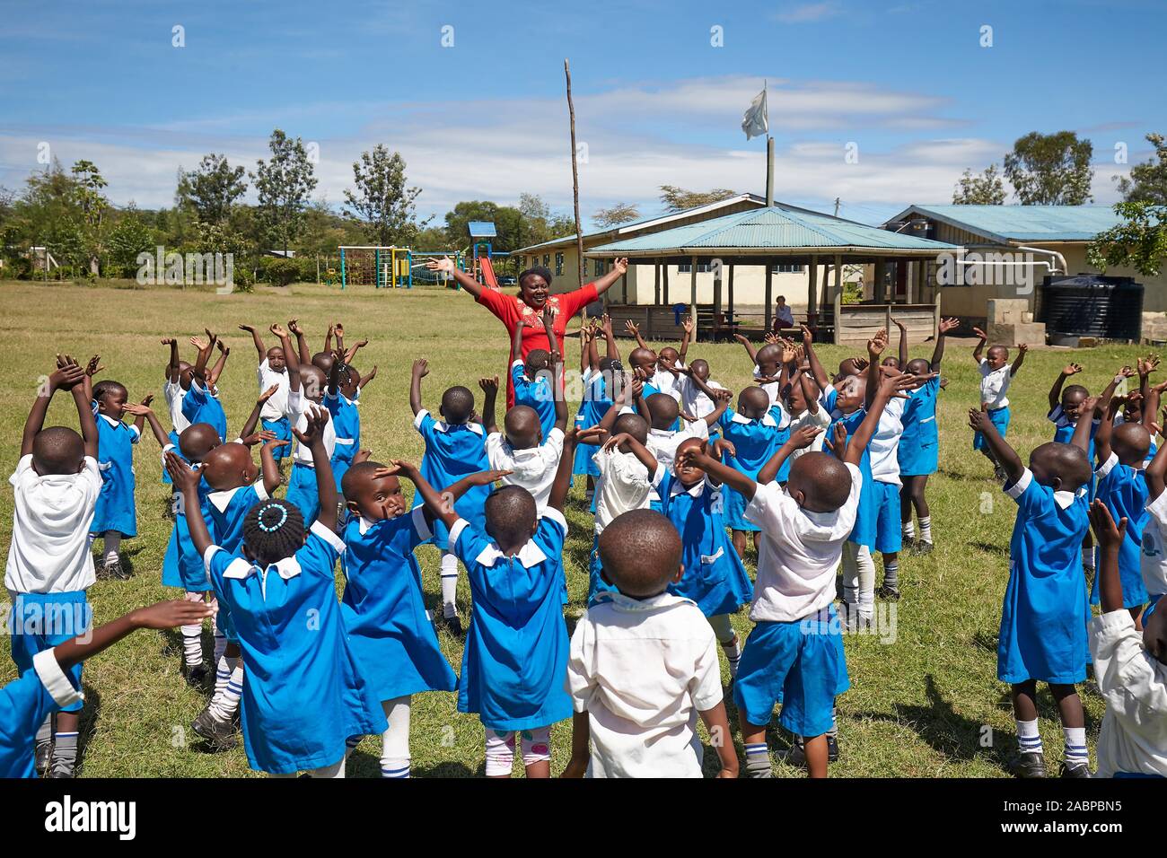 Schülerinnen und Schüler mit dem Lehrer im Sport klasse, Mirisa Akademie, Nakuru, Kenia Stockfoto