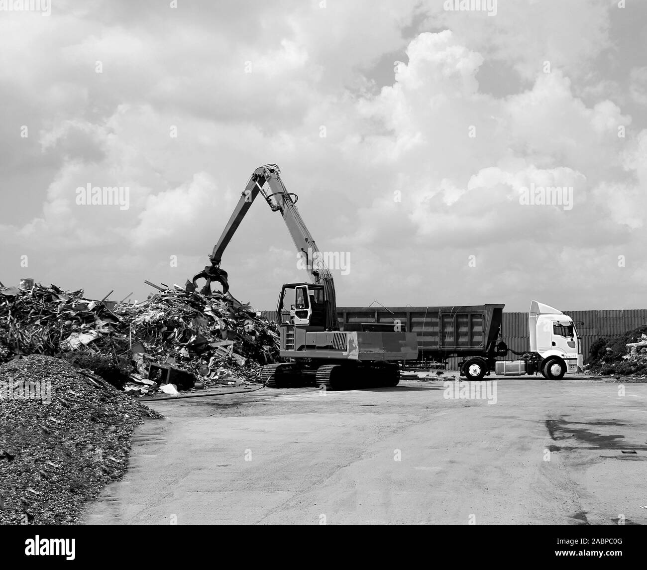 Schwarz-weiß Foto eines großen Lkw Ladekran auf einem Lkw Stockfoto