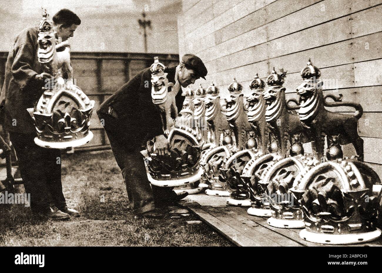 1937 Photo-1937 photo - Personal die Vorbereitungen für die Krönung von George VI und Elizabeth. Die Kronen werden auf der Mall angezeigt werden Stockfoto