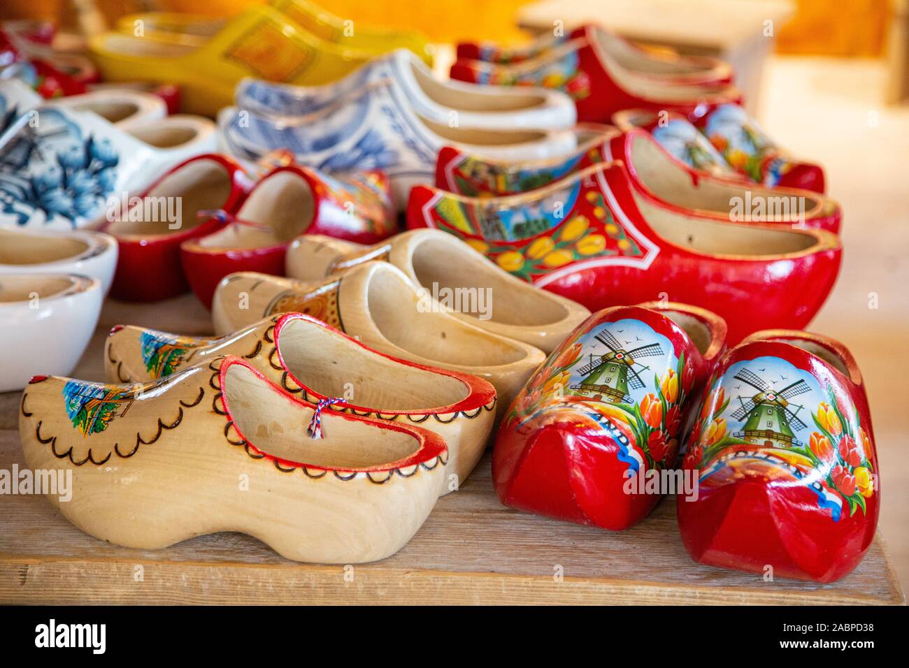 Traditional wooden shoes amsterdam holland Fotos und Bildmaterial in hoher Auflosung Alamy