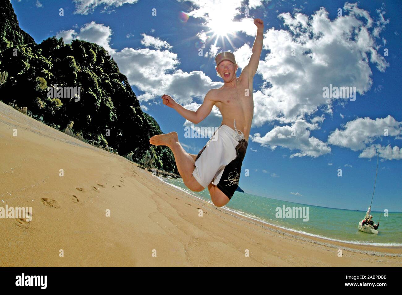 Junger Mann Springt in Die Luft Stockfoto