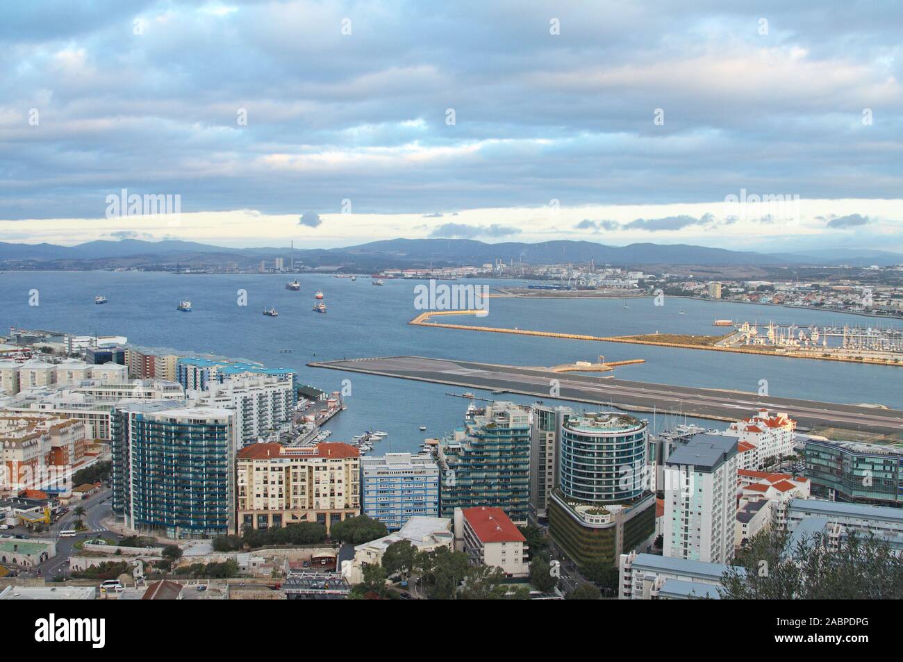 Blick vom Felsen von Gibraltar in die Bucht von Gibraltar in Richtung Algeciras in Andalusien, Spanien Stockfoto