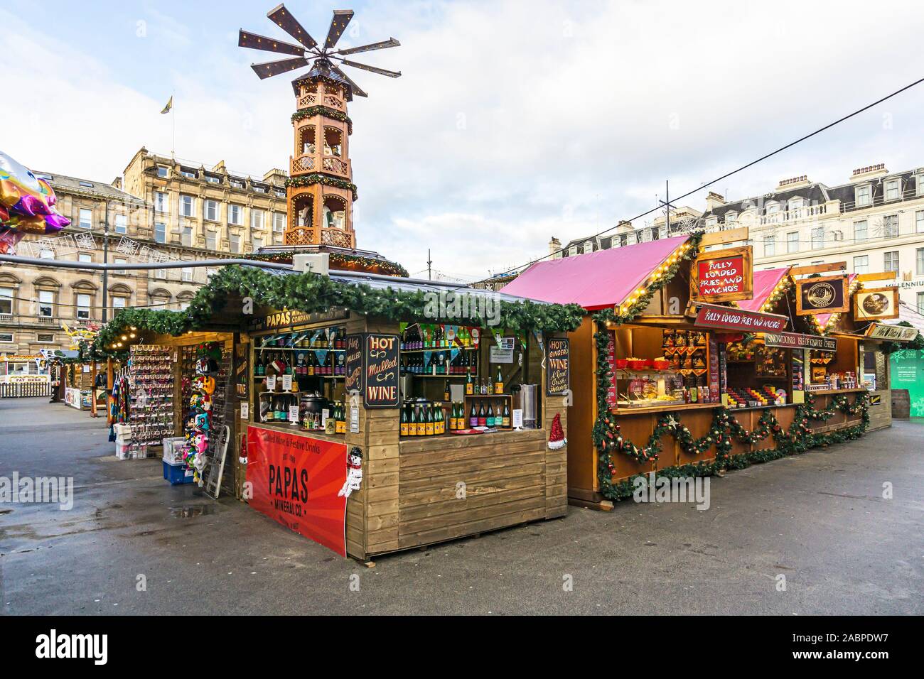 Glasgow Weihnachtsmarkt 2019 auf dem George Square Glasgow Schottland mit Verkaufsständen Stockfoto