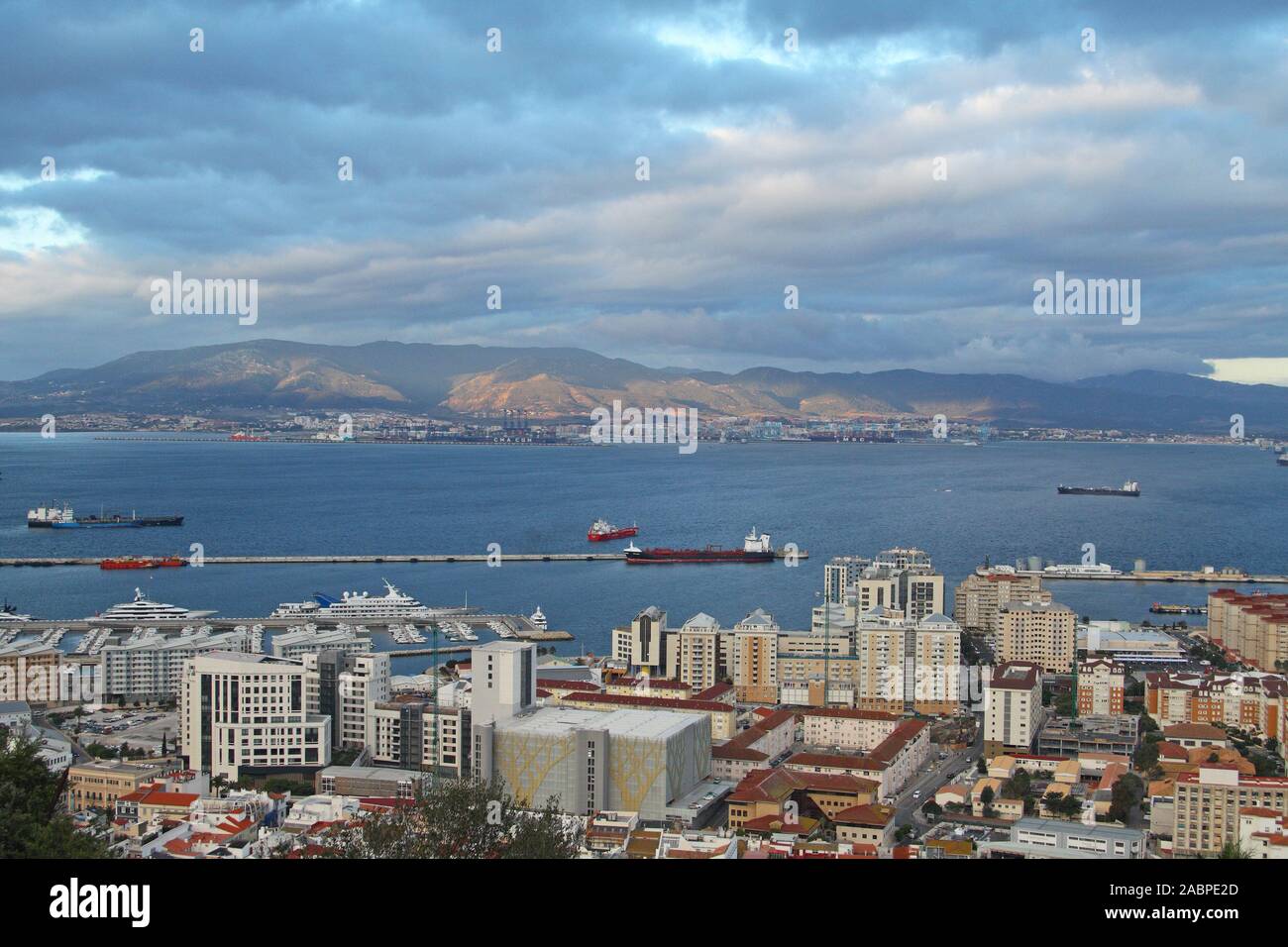 Blick vom Felsen von Gibraltar in die Bucht von Gibraltar in Richtung Algeciras in Andalusien, Spanien Stockfoto