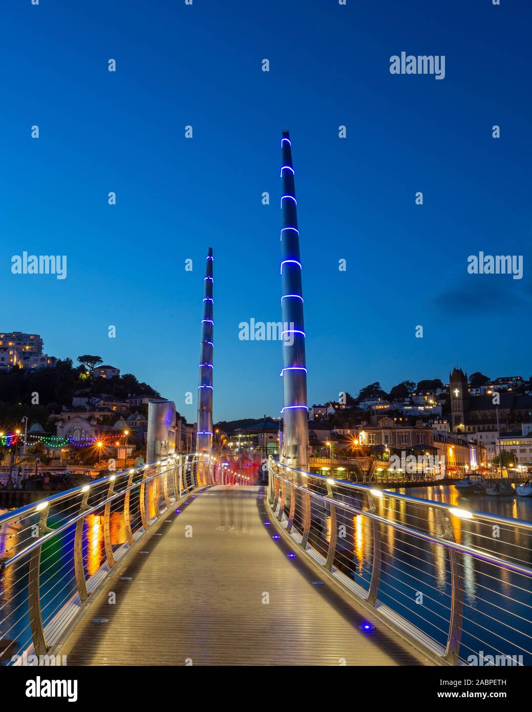 Moderne Brücke über den Hafen von Torquay an der Englischen Riviera Stockfoto