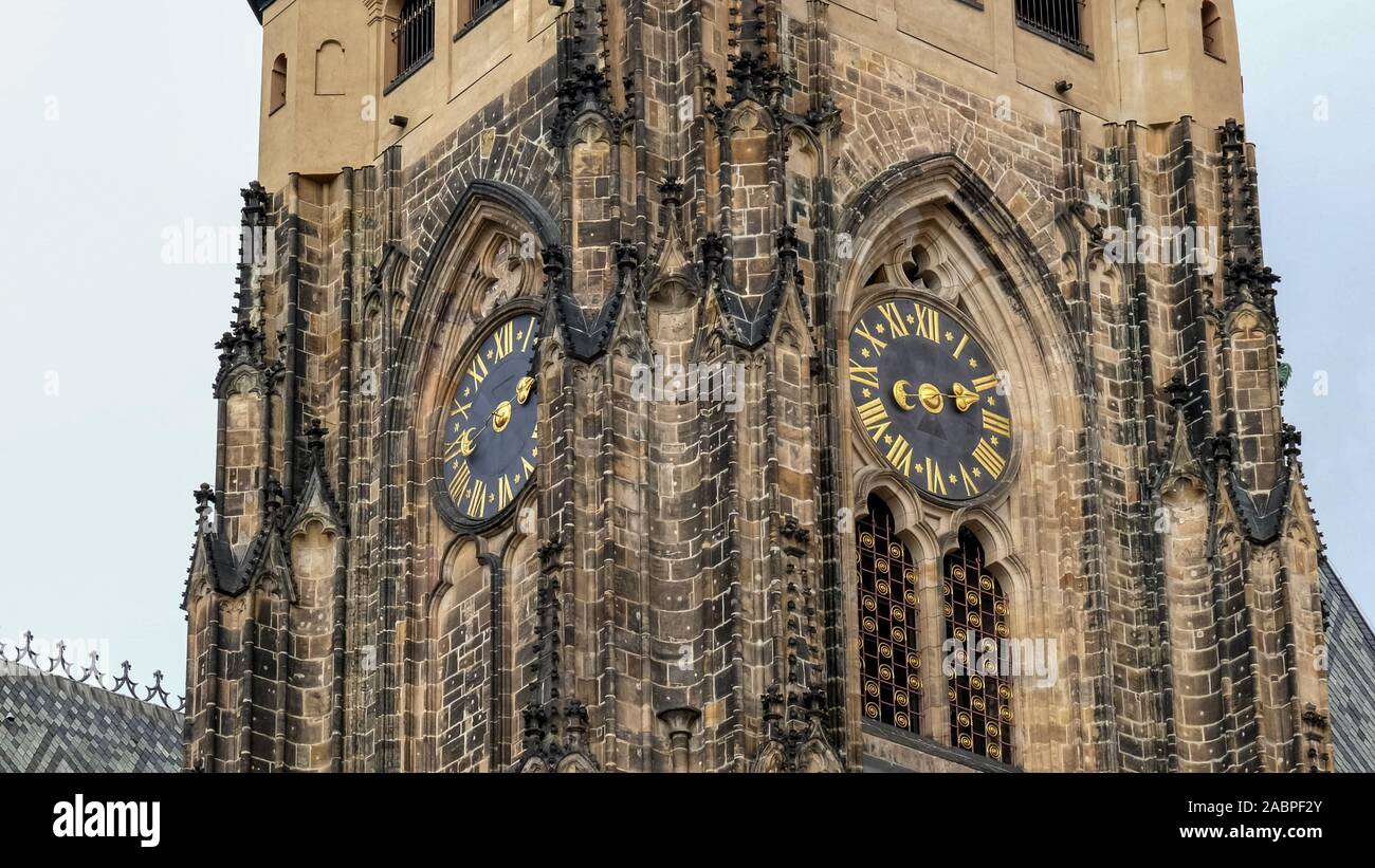 Eine Nahaufnahme von dem Glockenturm von St. Veitsdom in der Prager Burg, Tschechische Republik Stockfoto