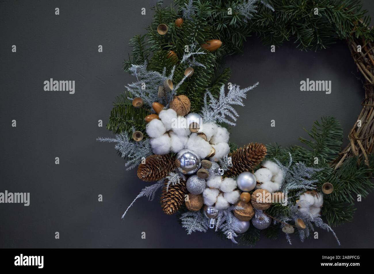 Weihnachten Kranz der Reben mit Tannenzweigen geschmückt, Weihnachtskugeln und natürliche Materialien, Neue Jahr Konzept Stockfoto