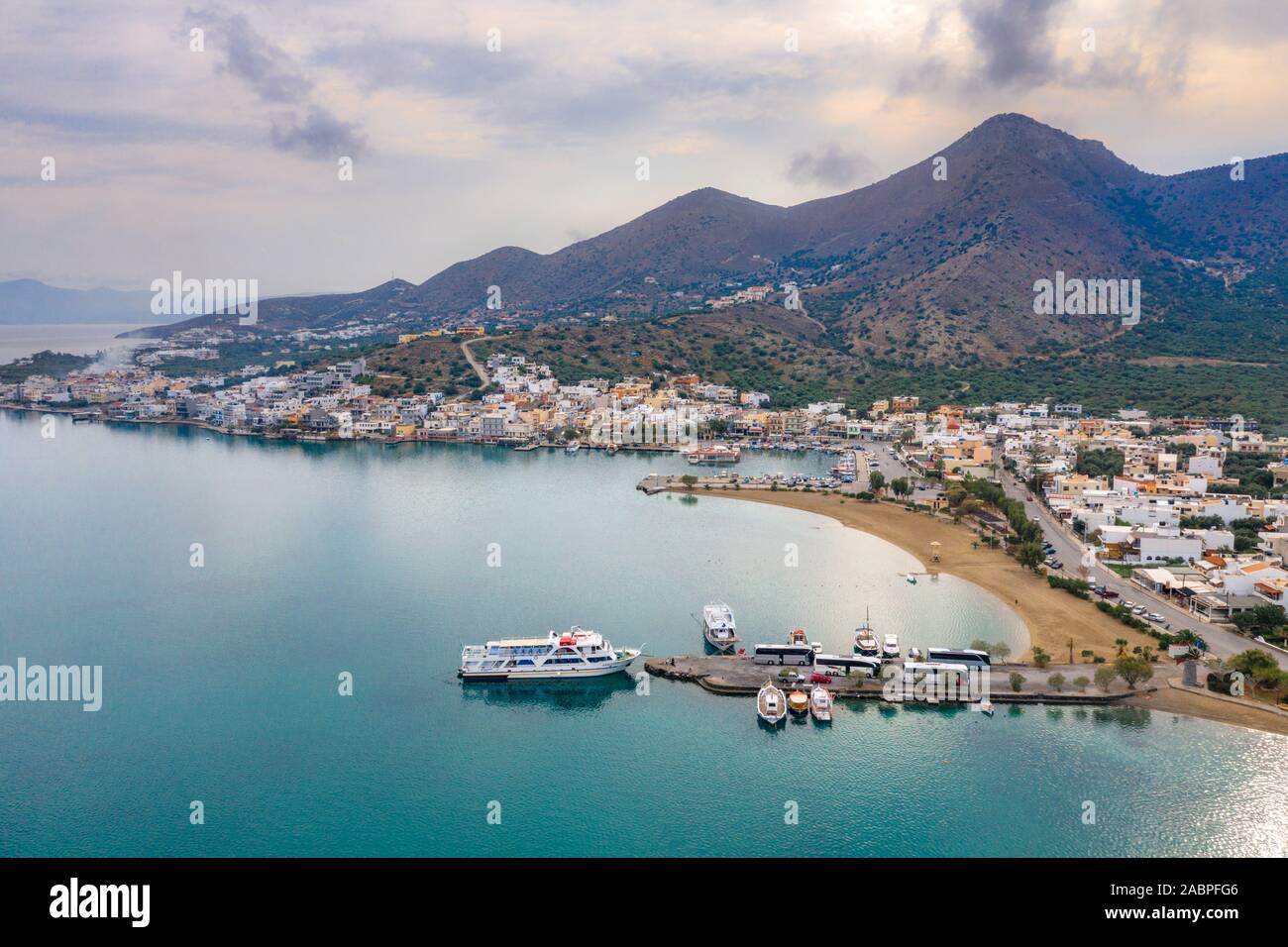 Der kleine Hafen von Elounda bei Sonnenuntergang, Kreta, Griechenland Stockfoto