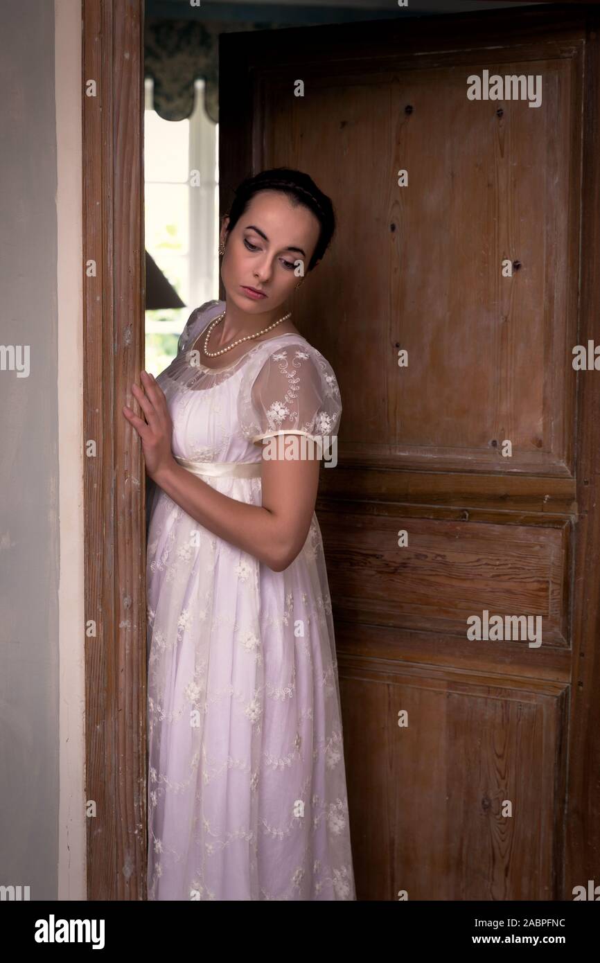 Junge Dame in authentischen Regency Kleid in einer Tür Stockfoto