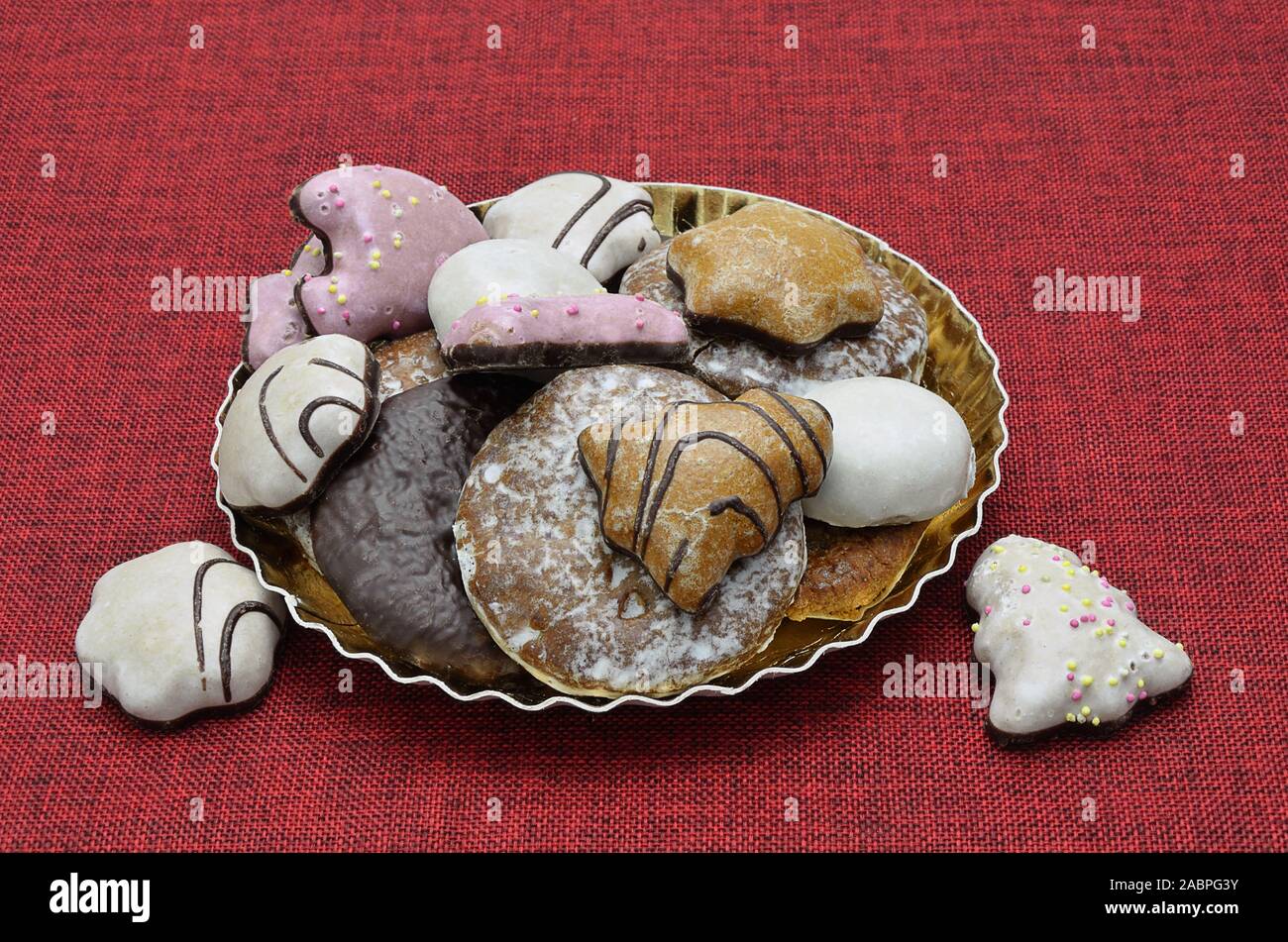 Lebkuchen auf goldenen Platte, Nahaufnahme, auf roter Leinwand isoliert Stockfoto