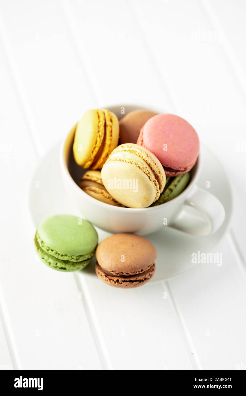 Süße bunte Macarons in Coffee Mug. Stockfoto