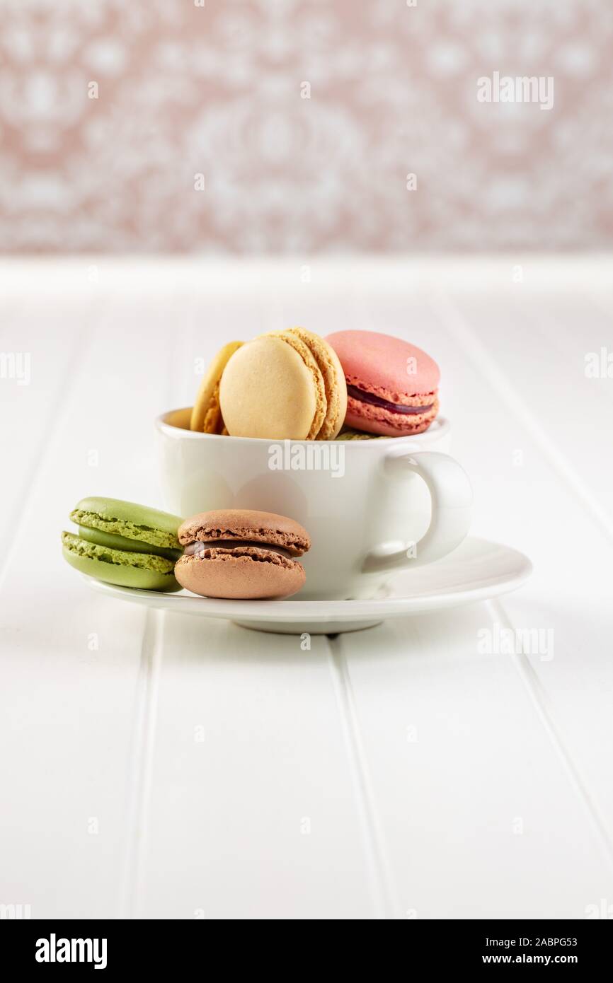 Süße bunte Macarons in Coffee Mug. Stockfoto