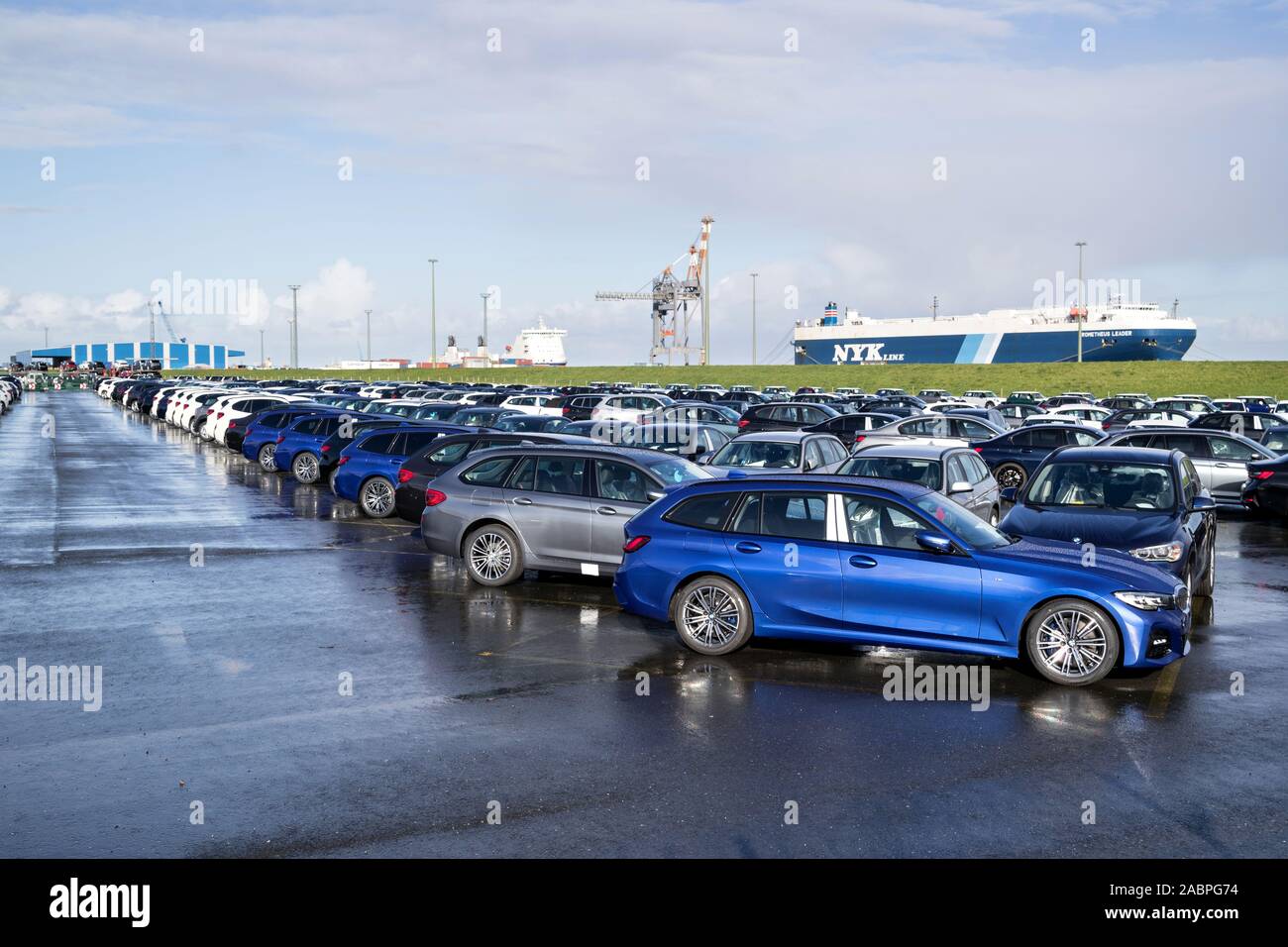 Neue BMW Autos für den Export im Seaport Terminal. Stockfoto