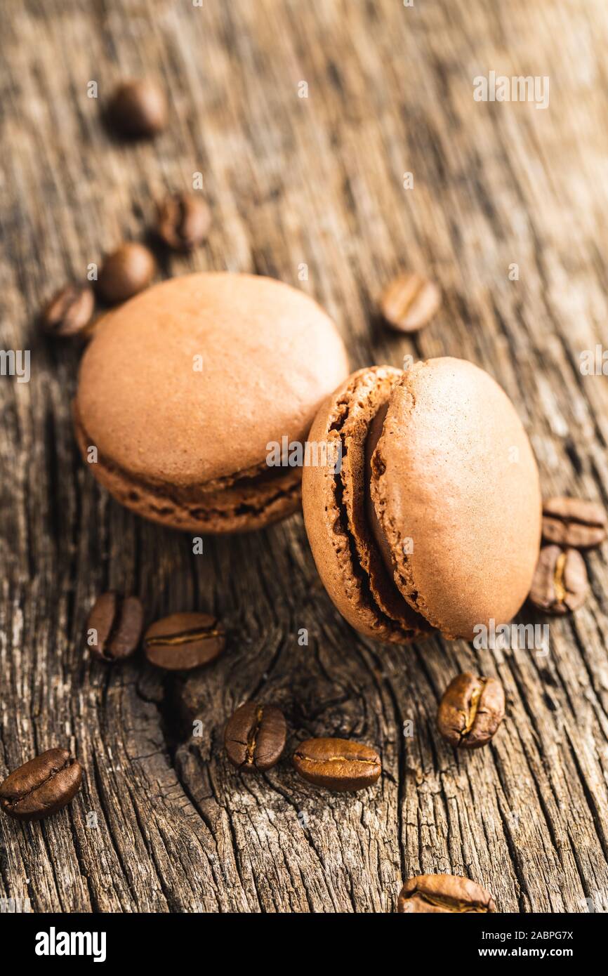 Süße macarons mit Kaffee Geschmack auf alten Holztisch. Stockfoto