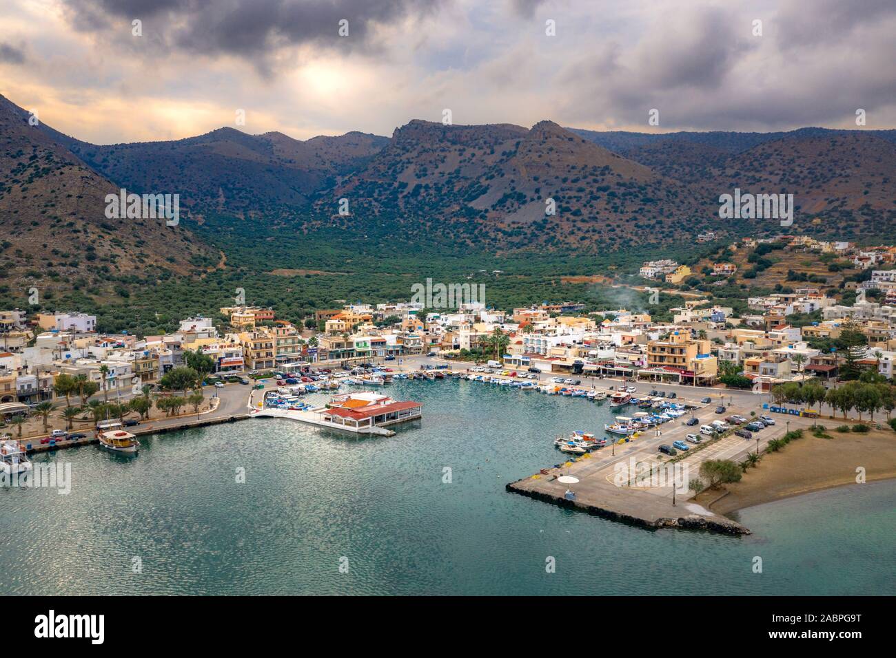 Der kleine Hafen von Elounda bei Sonnenuntergang, Kreta, Griechenland Stockfoto