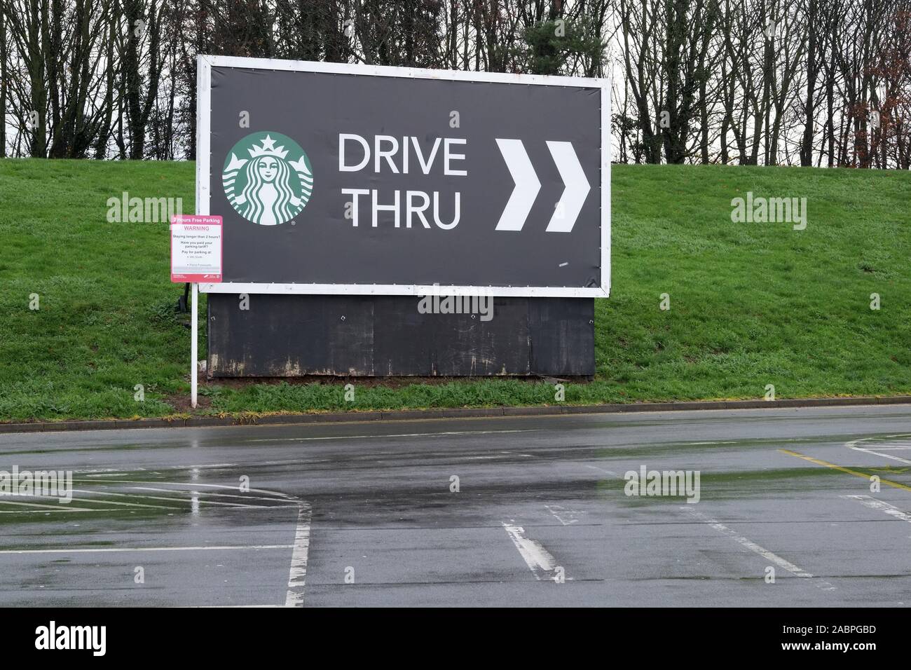 November 2019 - Starbucks fahren Sie durch Zeichen an einem britischen Autobahnraststätte Parkplatz Stockfoto