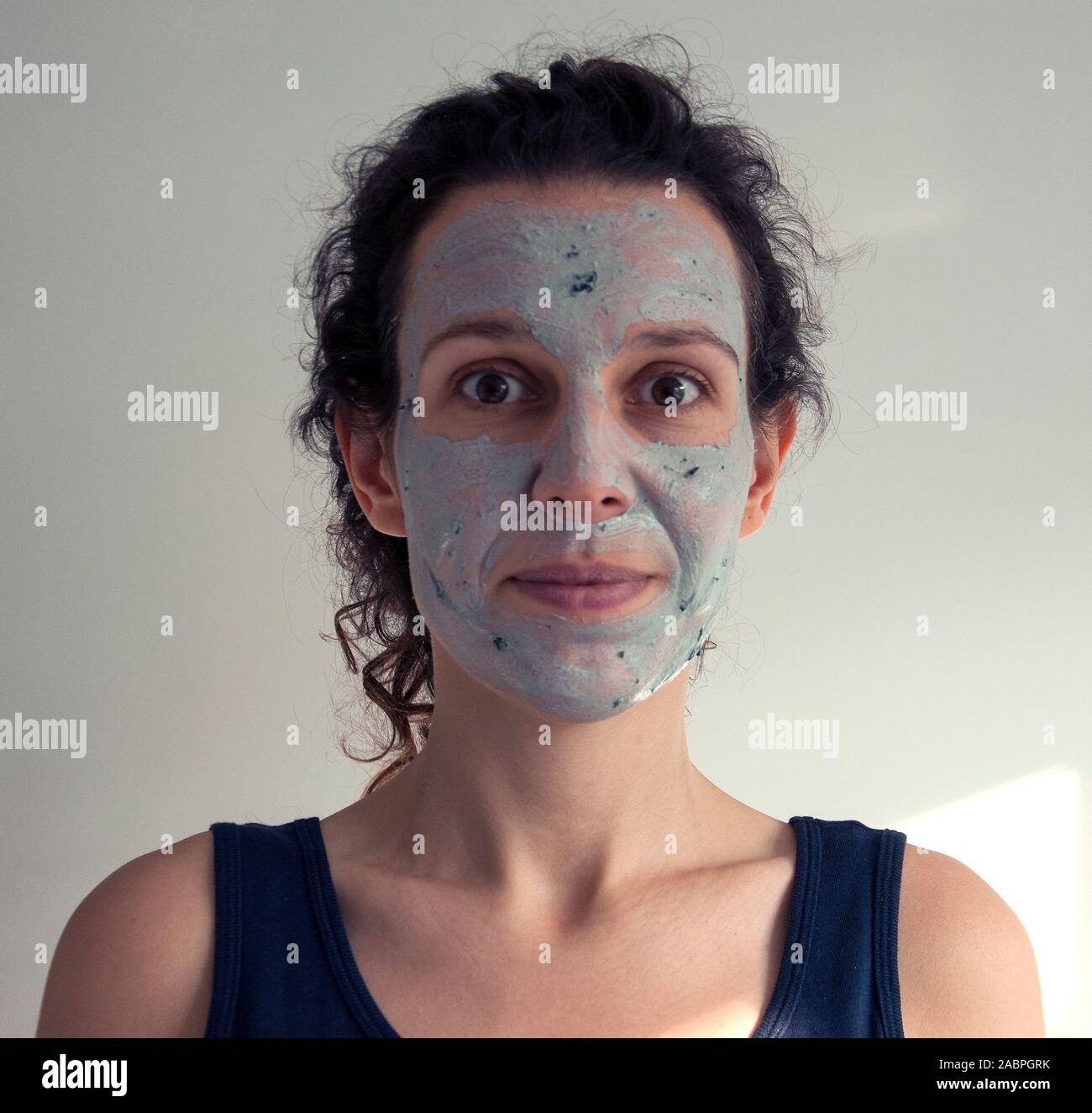 Eine Frau sich verwöhnen mit einem frischen Heidelbeeren Gesichtsmaske aus nächster Nähe. Stockfoto