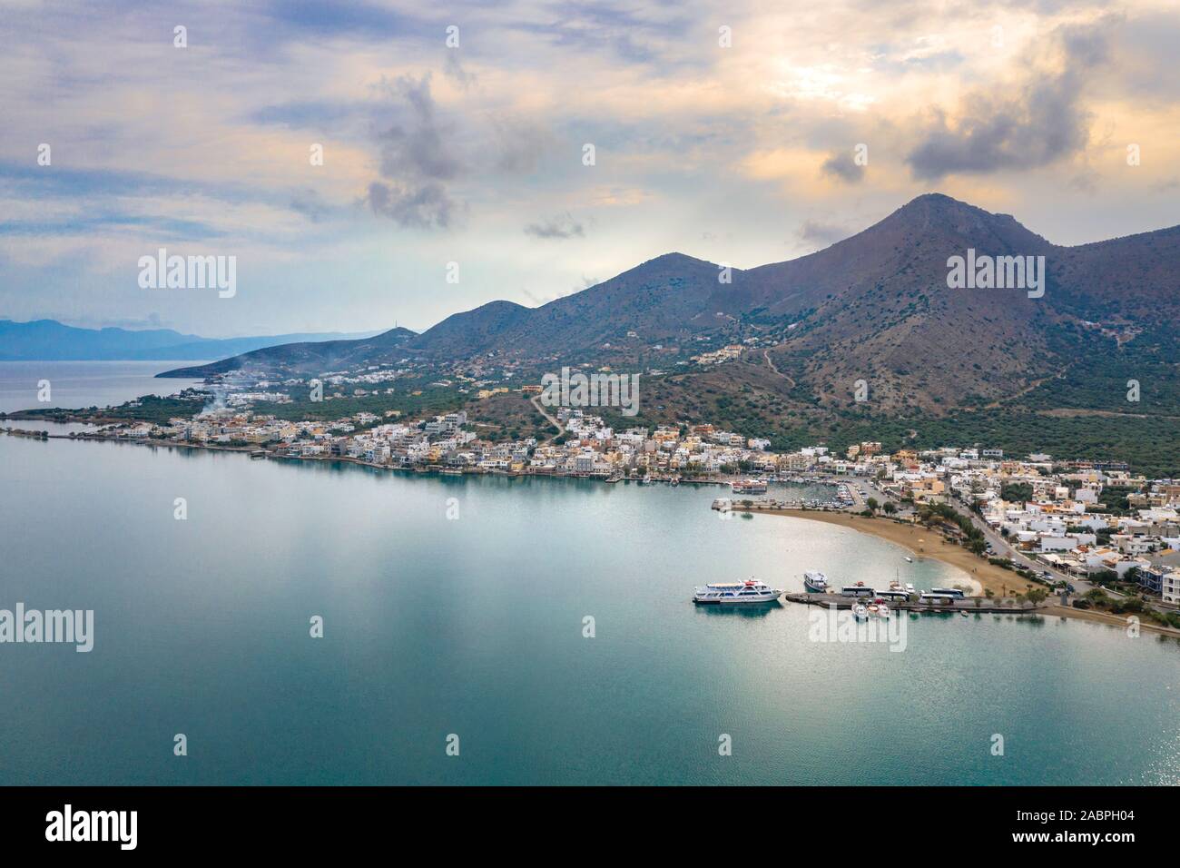 Der kleine Hafen von Elounda bei Sonnenuntergang, Kreta, Griechenland Stockfoto