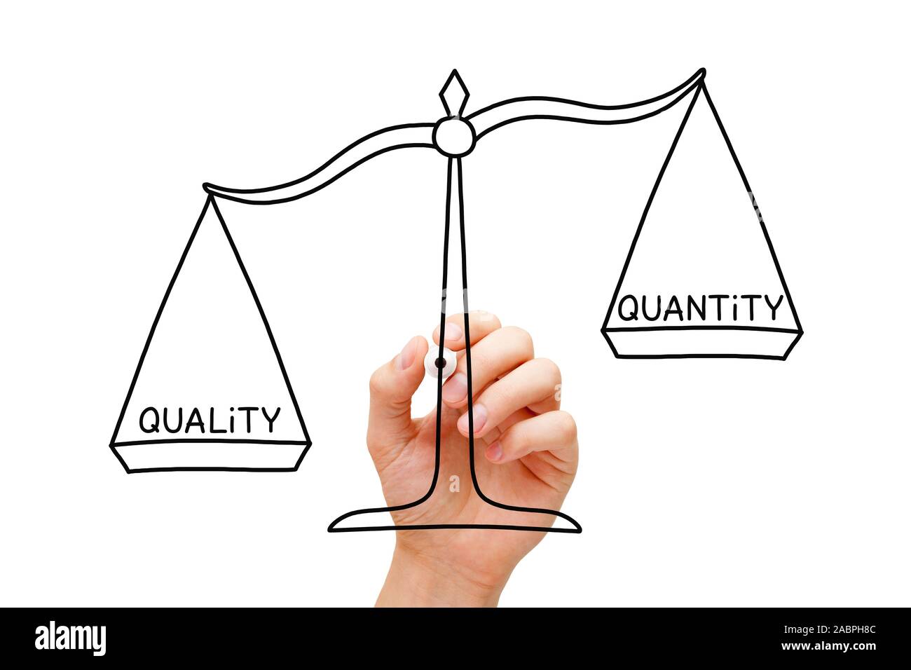 Hand Zeichnung Qualität über Quantität Skala Konzept. Qualität ist wichtiger als Quantität. Stockfoto