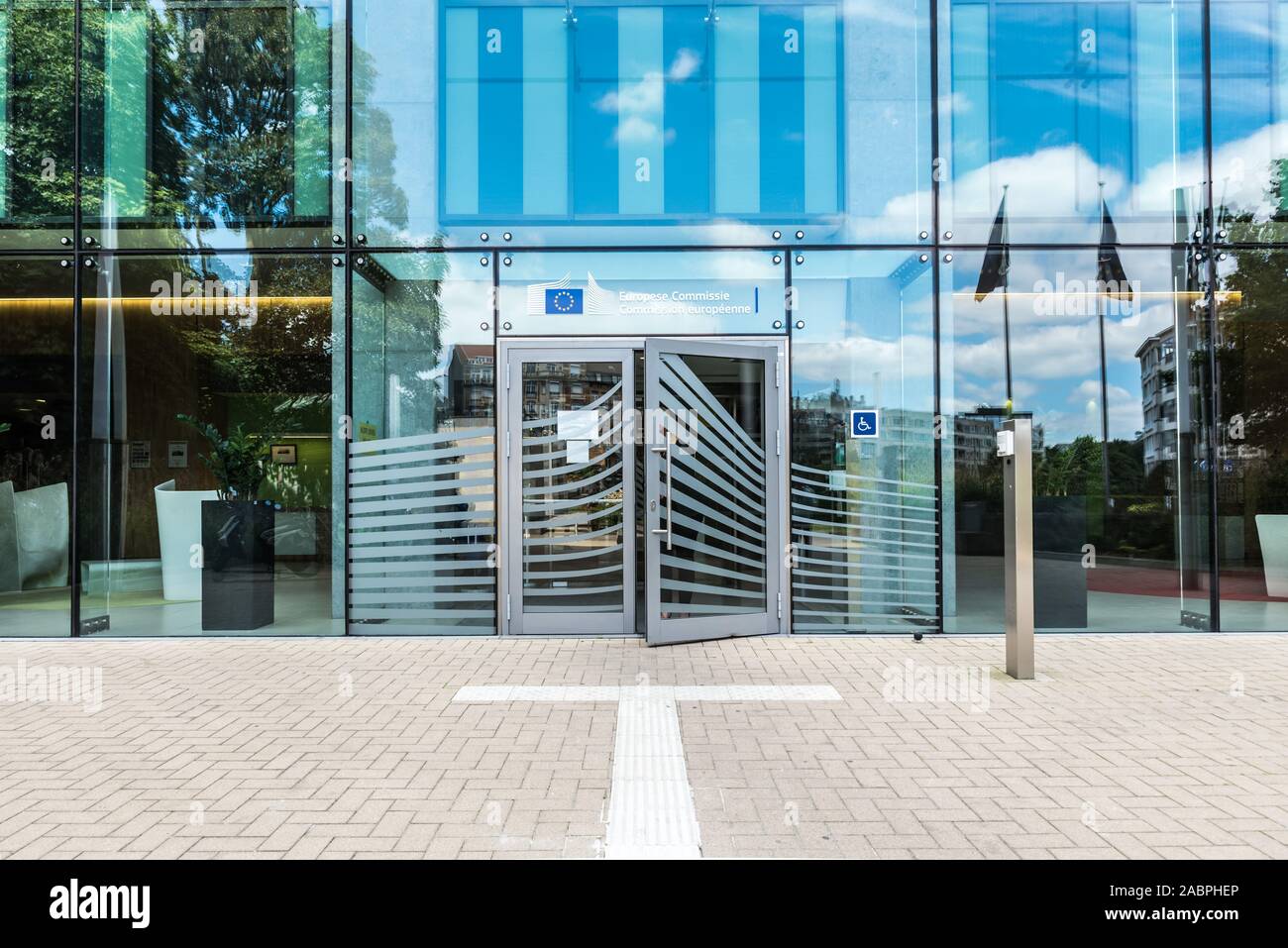 Brüssel/Belgien - 07 03 2019 - Fassade und Zeichen des Amtes für die Feststellung und Abwicklung individueller Ansprüche Stockfoto