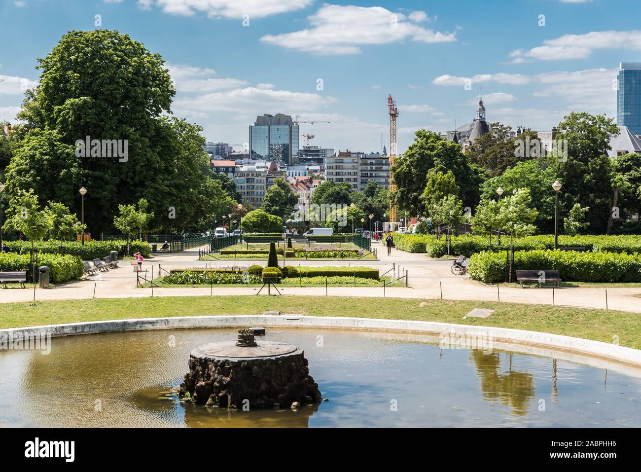 Brüssel/Belgien - 07 03 2019: Blick über den Platz Ambiroix, die Teiche, Wohnungen und ein Teil des Europäischen Viertels Stockfoto