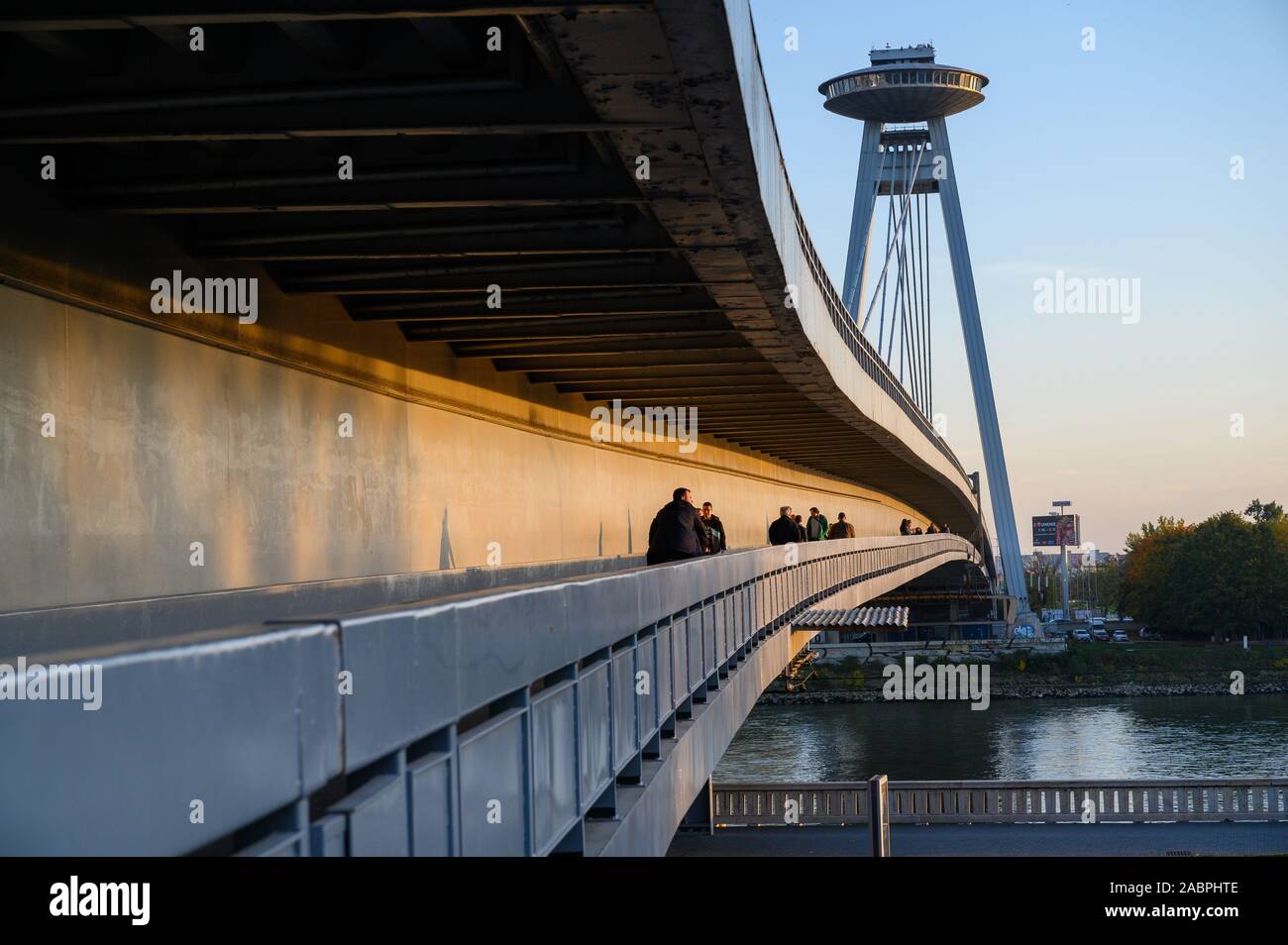 Bratislava, Slowakei. 2019/10/21. Die SNP-Brücke über die Donau in Bratislava. SNP ist eine slowakische Abkürzung für Slowakischen Nationalen Aufstandes. Stockfoto
